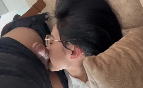 Cô bé sinh viên đeo kính cận mút cu phê đến mức quăng luôn kính sang một bên